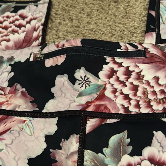 Athleta leggings with no side pockets - Picture 2 of 5